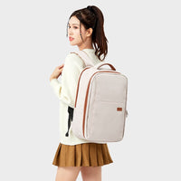 photo présentant le sac à dos de voyage femme avec rangement pour ordinateur porté par une femme