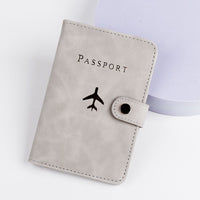 Une image de protège passeport homme de couleur gris